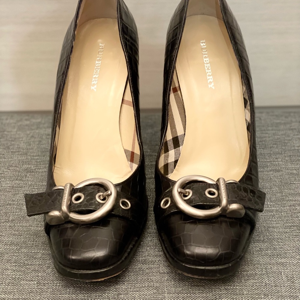 Burberry buckle front, black leather pumps. Size 37